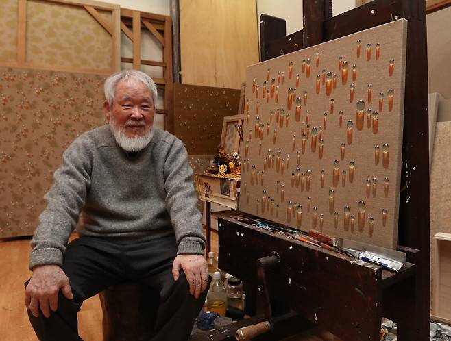 한평생 깊고 영롱한 물방울을 그렸던 고(故) 김창열 화백(1929~2021)이 서울 평창동 자택 작업실에 앉아 있던 생전 모습.  매경DB