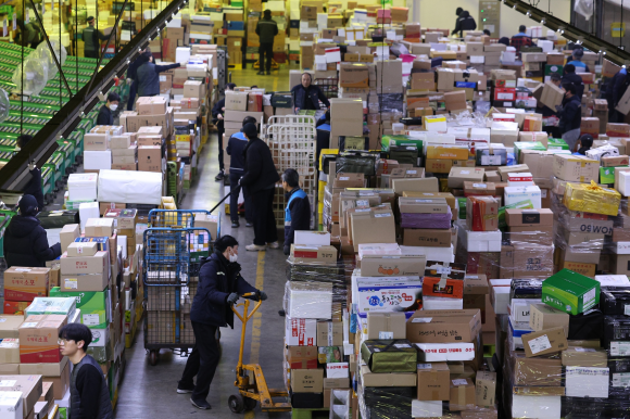 서울 광진구 동서울우편물류센터에 택배가 가득 쌓인 모습.[사진출처=뉴스1]