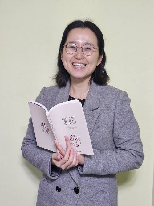 이주언 변호사가 공영장례 조문단 활동 사례집 내용을 소개하며 웃고 있다.