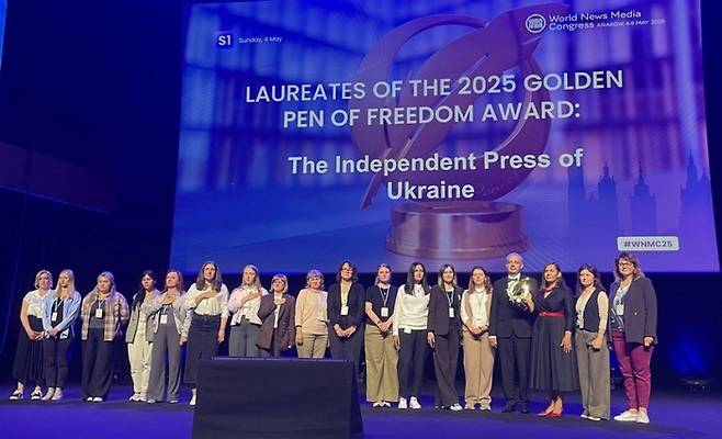 14일(현지시간) 폴란드 크라쿠프 ICE 콩그레스 센터에서 열린 제76회 세계뉴스미디어총회에서 ‘자유의 황금펜’ 상을 공동 수상한 우크라이나 독립 언론인들. 세계신문협회