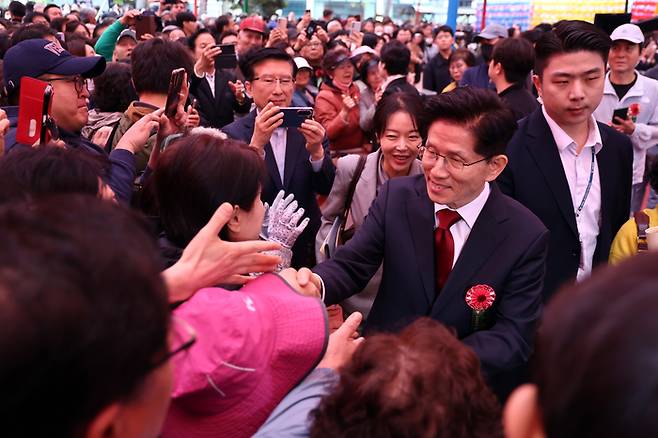 국민의힘 김문수 대선 후보가 5일 서울 종로구 조계사에서 열린 불기 2569년 부처님오신날 봉축법요식을 마친 후 시민들과 악수를 나누고 있다. [사진 = 연합뉴스]
