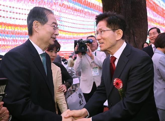 金·韓, 손은 잡았지만 … 김문수 국민의힘 대선 후보(오른쪽)와 한덕수 무소속 대선 예비후보가 5일 서울 종로구 조계사에서 열린 부처님오신날 봉축법요식을 마친 뒤 반갑게 악수하고 있다.  이승환 기자