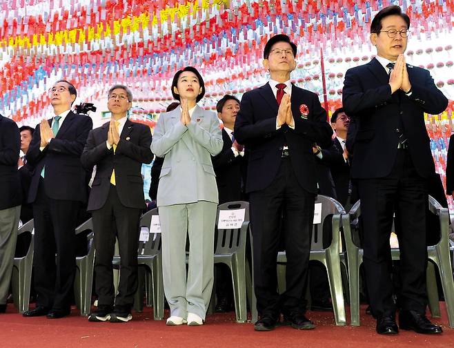 한자리에 모인 대선후보들 5일 서울 종로구 조계사에서 열린 부처님 오신 날 봉축법요식에서 참석자들이 합장하고 있다. 앞줄 오른쪽부터 이재명 더불어민주당 대선 후보, 김문수 국민의힘 대선 후보, 김재연 진보당 대선 후보, 권영국 정의당 대선 후보, 한덕수 무소속 대선 예비후보.  이승환 기자