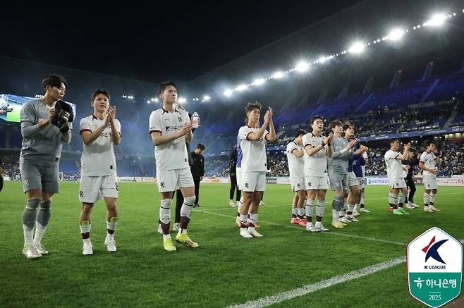 울산 원정을 마치고 팬들에게 인사하고 있는 광주 선수들. 사진=한국프로축구연맹