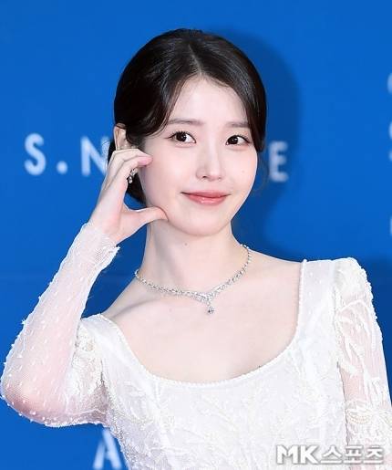 아이유는 순백의 레이스 롱 드레스를 입고 포토타임에 나서며 단아한 아름다움을 드러냈다.사진=천정환 기자