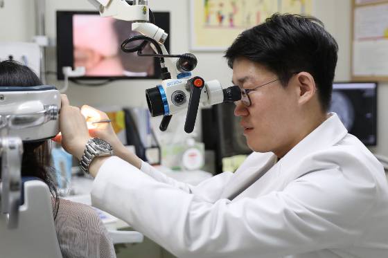 이승재 일산백병원 이비인후과 교수 진료장면. 이 교수는 아이가 생후 3~4개월이 지나도 큰 소리에 놀라는 반응이 없거나, 6개월 이후에도 주변 소리를 찾으려 하지 않는다면 선천성 난청을 의심해 볼 수 있다고 조언한다. /사진=일산백병원