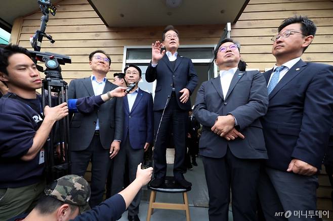 [여주=뉴시스] 조성봉 기자 = 민심을 청취하는 '경청 투어'에 나선 이재명 더불어민주당 대선후보가 5일 경기 여주시 구양리 새마을식당에서 신발을 벗고 의자 위에 올라가 즉흥 연설을 하고 있다.2025.05.05. suncho21@newsis.com /사진=조성봉