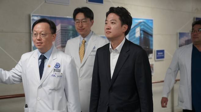 이준석 개혁신당 대통령 선거 후보가 5일 서울 서대문구 연세 세브란스 어린이병원에 방문한 모습. /사진=개혁신당.