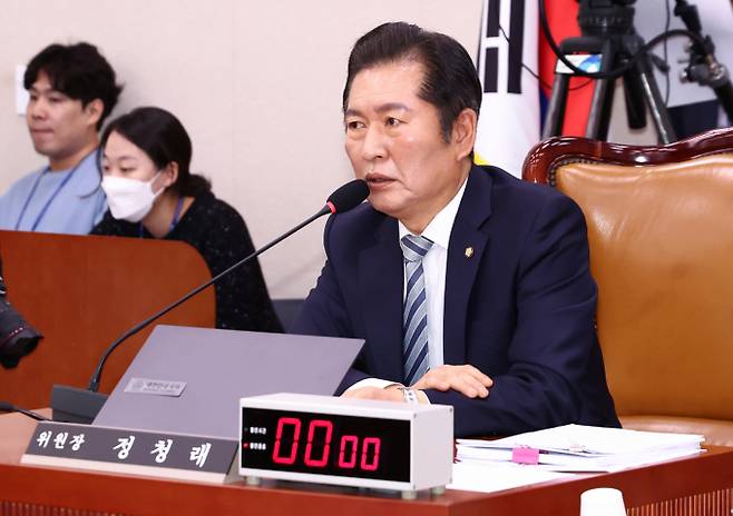 국회 법제사법위원회 위원장을 맡고 있는 정청래 더불어 민주당 의원이 서울 여의도 국회에서 열린 법제사법위원회 전체회의에서 발언하는 모습./사진=뉴스1