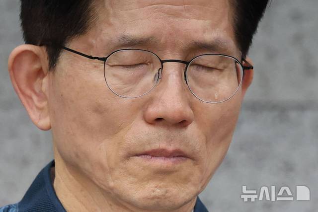 김문수 국민의힘 대선 후보가 4일 경기 포천시 한센인마을을 방문해 간담회를 갖고 마을주민이 쓴 편지를 들으며 눈을 질끈 감고 눈물을 흘리고 있다. 뉴시스 제공