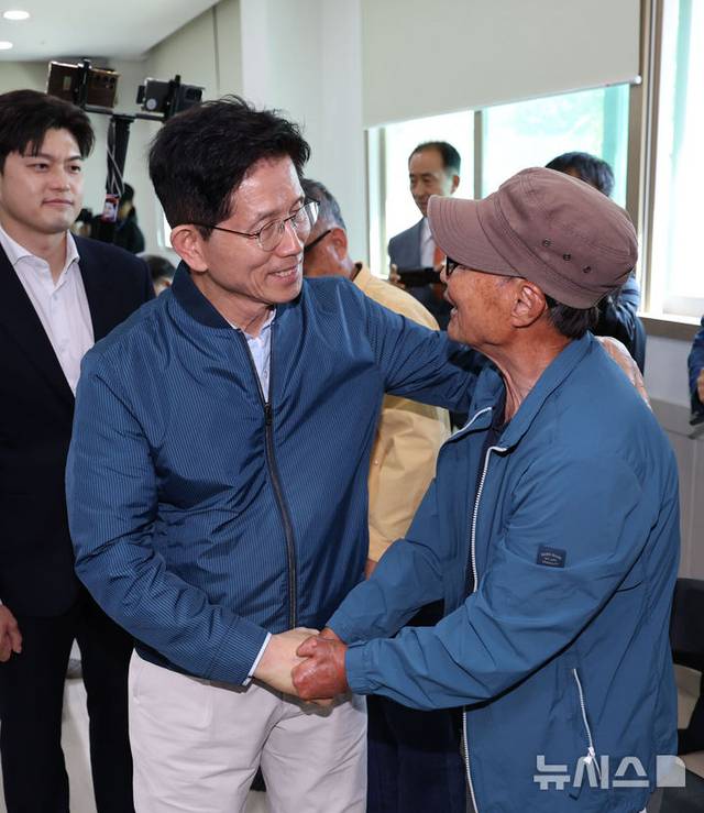 김문수 국민의힘 대선 후보가 4일 경기 포천시 한센인마을을 방문해 마을주민들과 인사하고 있다.  뉴시스 제공
