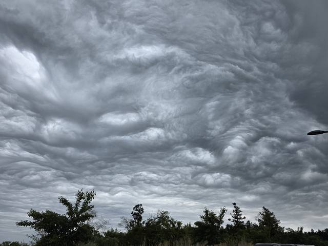 5일 제주시 애월읍 중산간에서 바라본 하늘에 기묘한 모양의 구름이 떠있다. 이 구름은 파상고층운으로, 거친물결구름이라고도 불린다. 연합뉴스