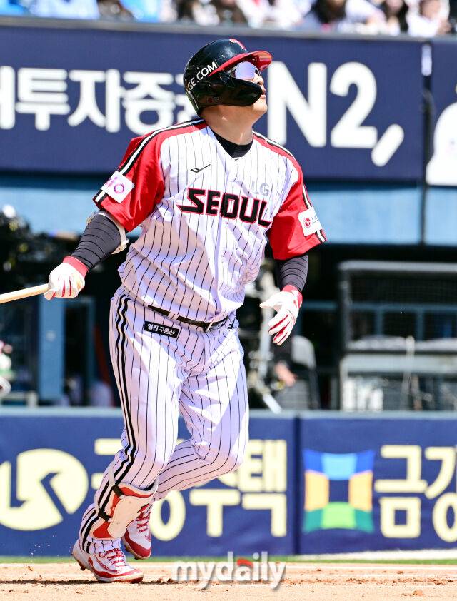 4일 오후 서울 잠실구장에 진행된 '2025 신한 SOL뱅크 KBO 리그' SSG-LG의 경기. LG 문보겨이 1회말 무사 만루에서 SSG 박종훈을 상대로 만루 폼혼을 때린 뒤 타구를 바라보고 있다./마이데일리