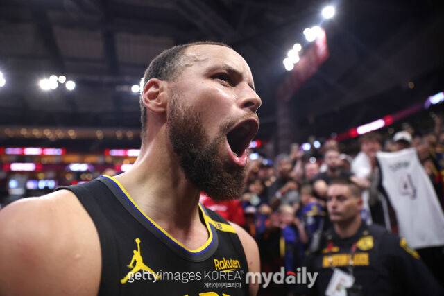 플레이오프 2라운드 진출을 확정하고 기뻐하는 커리. /게티이미지코리아