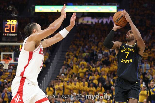 휴스턴 수비수를 따돌리고 슛을 던지는 힐드(오른쪽). /게티이미지코리아