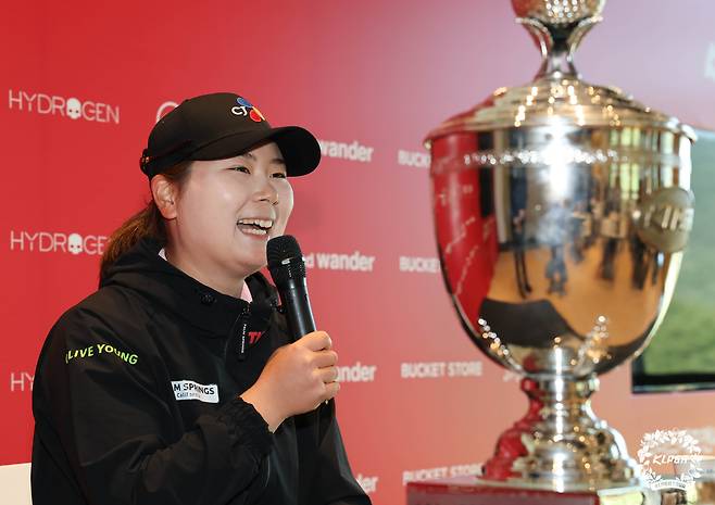 홍정민이 시즌 첫 메이저대회인 KLPGA 챔피언십에서 우승한 뒤 공식기자회견에서 환하게 웃고 있다.    [KLPGA 제공]