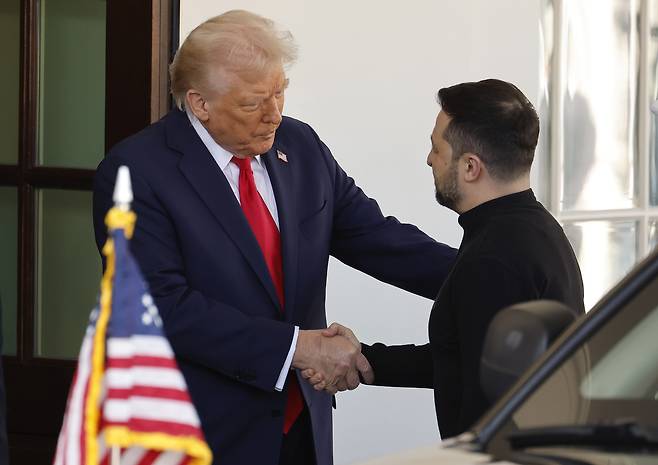 지난 2월 28일(현지시간) 미국 백악관 앞에서 도널드 트럼프 대통령이 볼로디미르 젤렌스키 우크라이나 대통령을 맞이하며 악수를 하고 있다. [게티이미지]