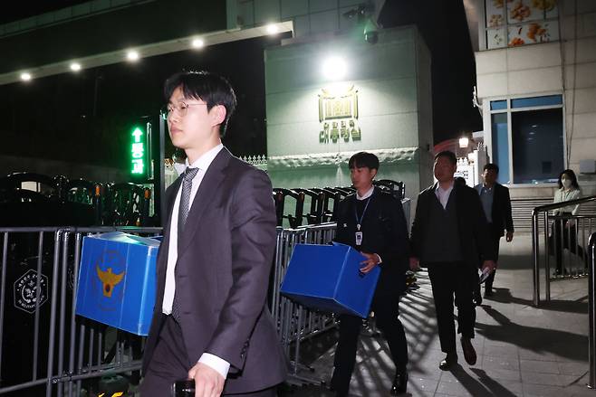 대통령실 압수수색을 시도한 경찰 비상계엄 특별수사단이 지난달 16일 서울 용산구 대통령실 청사 민원실 출입구로 나오고 있다. [연합]