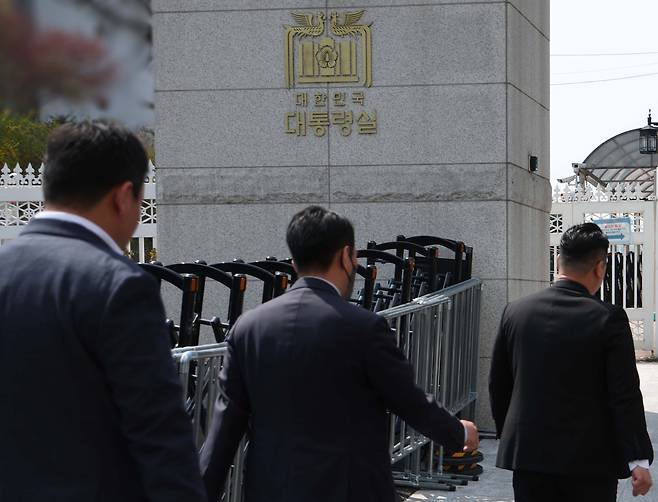 경찰 비상계엄 특별수사단이 16일 서울 용산구 대통령실 압수수색을 위해 민원실 출입구로 들어가고 있다. [연합]