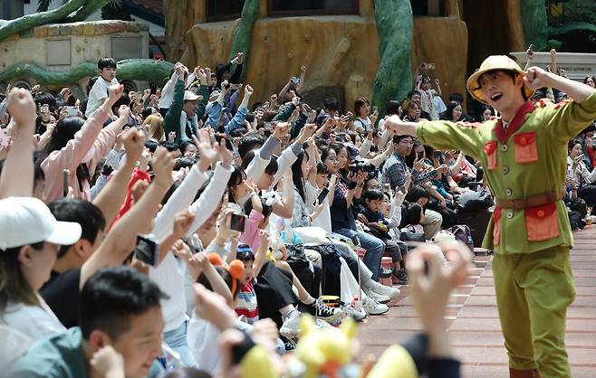 어린이날 전날인 지난 4일 서울 송파구 롯데월드 어드벤처에서 방문객들이 퍼레이드 공연을 관람하고 있다. [연합]