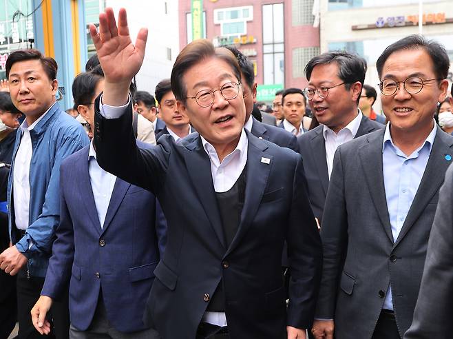 더불어민주당 이재명 대선 후보가 5일 경기도 양평군 양평물맑은시장에서 열린 ‘골목골목 경청투어’에서 시민들에게 인사하고 있다. [연합]