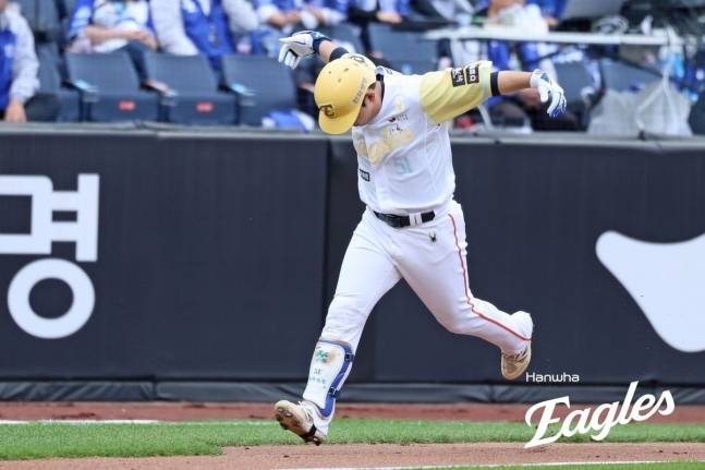 한화 문현빈이 5일 대전 한화생명볼파크에서 열린 프로야구 삼성과의 홈 경기, 1회 솔로포를 친 뒤 세리머니를 하고 있다. [한화이글스 제공]