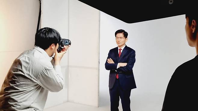 김문수 후보가 5일 선거 유세 공식 프로필 촬영을 진행하고 있다. [김문수 후보 측 제공]