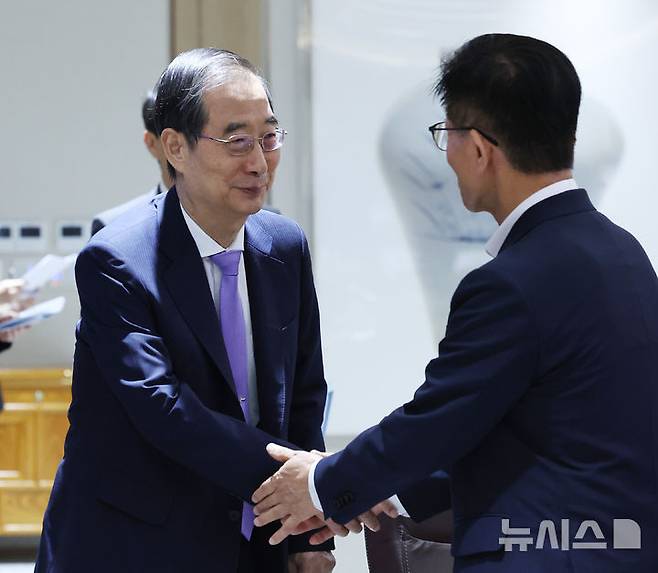 [서울=뉴시스] 조수정 기자 = 한덕수 당시 국무총리와 김문수 고용노동부 장관이 지난해 9월 10일 서울 용산 대통령실 청사에서 열린 제39회 국무회의에서 인사나누고 있다.  2024.09.10. chocrystal@newsis.com