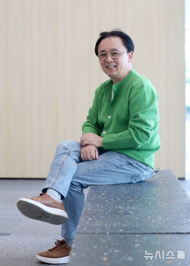 [서울=뉴시스] 김혜진 기자 = 배우 김정훈이 지난 21일 오후 서울 중구 뉴시스에서 인터뷰에 앞서 포즈를 취하고 있다. 2025.04.23. jini@newsis.com