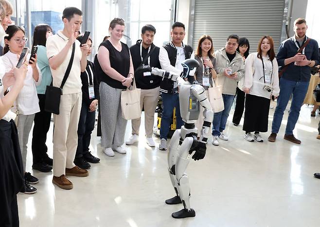 [서울=뉴시스] 추상철 기자 = 23일 서울 강남구 로봇플러스 테스트필드에서 독일, 중국, 일본, 필리핀, 에티오피아 등 8개국 지방정부 소속 공무원들이 로봇 시연을 보고 있다. (사진= 강남구 제공) 2025.04.23. photo@newsis.com *재판매 및 DB 금지