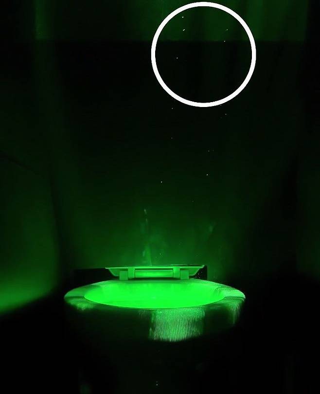 [서울=뉴시스] 변기 물내림 시 비말 확산 장면. 레이저 활용 실험 (사진=유한킴벌리 제공) 2024.05.03 photo@newsis.com *재판매 및 DB 금지