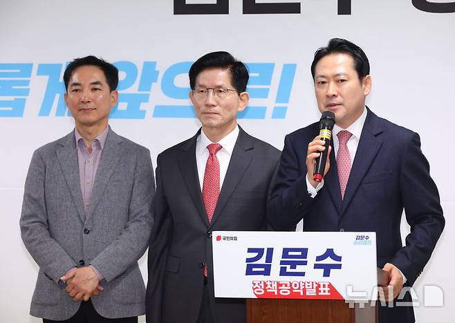 [서울=뉴시스] 고승민 기자 = 김문수 국민의힘 대선 경선 후보의 총괄선대본부장인 장동혁 의원이 18일 서울 여의도 캠프 사무실에서 열린 공약 발표 기자회견에서 인사말을 하고 있다. 2025.04.18. kkssmm99@newsis.com