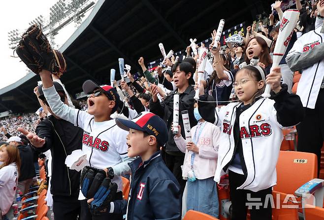 [서울=뉴시스] 김선웅 기자 = 어린이날인 5일 서울 송파구 잠실야구장에서 열린 2025 프로야구 LG 트윈스 vs 두산 베어스의 경기, 어린이 야구팬이 열띤 응원을 펼치고 있다. 2025.05.05. mangusta@newsis.com