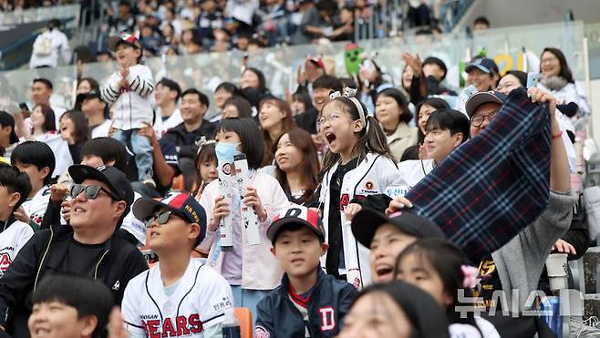 [서울=뉴시스] 김선웅 기자 = 어린이날인 5일 서울 송파구 잠실야구장에서 열린 2025 프로야구 LG 트윈스 vs 두산 베어스의 경기, 어린이 야구팬이 열띤 응원을 펼치고 있다. 2025.05.05. mangusta@newsis.com