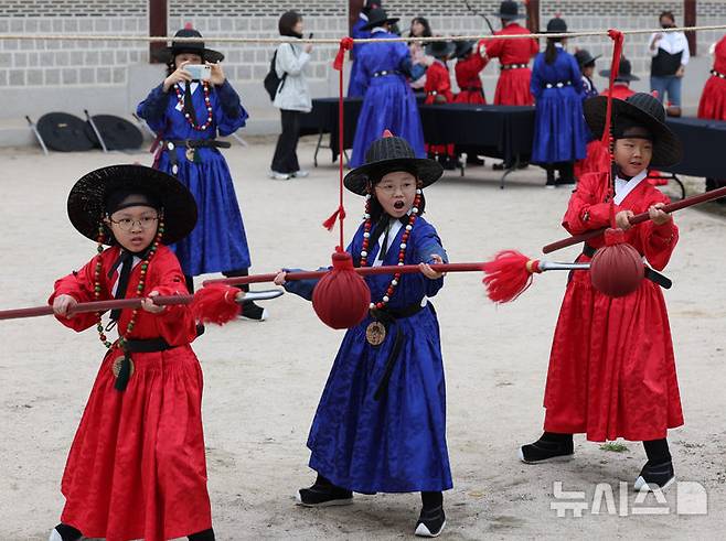[서울=뉴시스] 조수정 기자 = 103주년 어린이날인 5일 서울 종로구 경복궁에서 어린이들이 조선시대 군인이 되어보는 갑사 취재(甲士 取材) 체험을 하고 있다. 갑사 취재는 조선시대 직업군인인 갑사를 선발하는 시험제도다. 2025.05.03. chocrystal@newsis.com