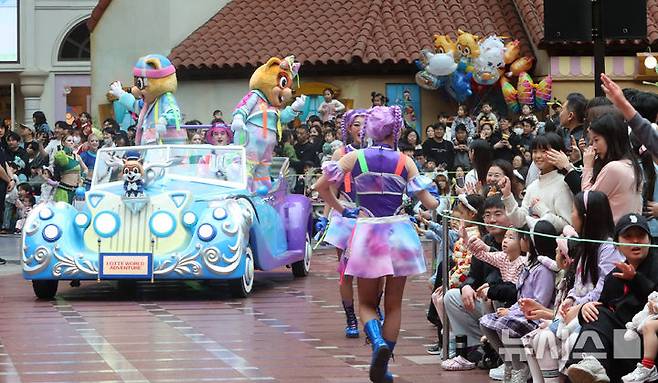 [서울=뉴시스] 김혜진 기자 = 어린이날인 5일 서울 송파구 롯데월드를 찾은 방문객들이 퍼레이드 공연을 관람하고 있다. 2025.05.05. jini@newsis.com