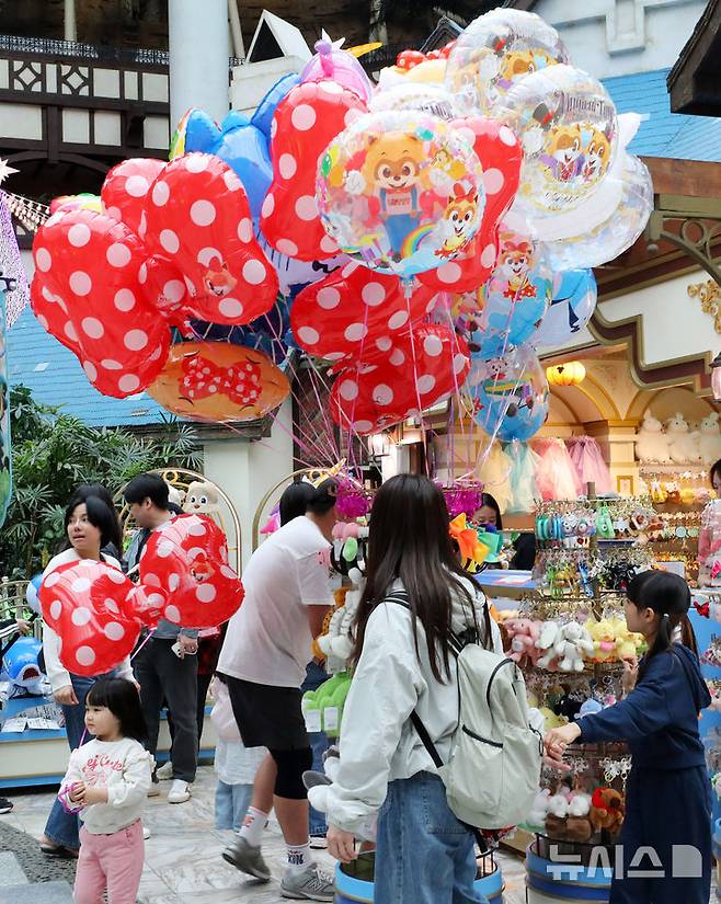 [서울=뉴시스] 김혜진 기자 = 어린이날인 5일 서울 송파구 롯데월드가 방문객들로 붐비고 있다. 2025.05.05. jini@newsis.com