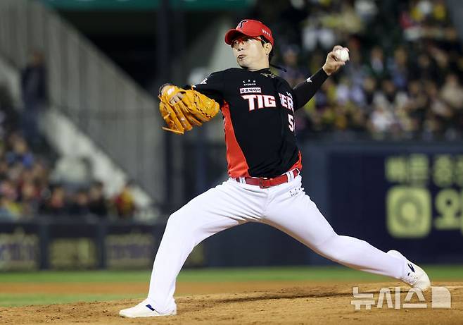 [서울=뉴시스] 홍효식 기자 = 4일 서울 송파구 잠실야구장에서 열린 2025 KBO리그 KIA 타이거즈와 LG 트윈스의 경기, 4회말 KIA 선발투수 양현종이 역투하고 있다. 2025.04.04. yesphoto@newsis.com