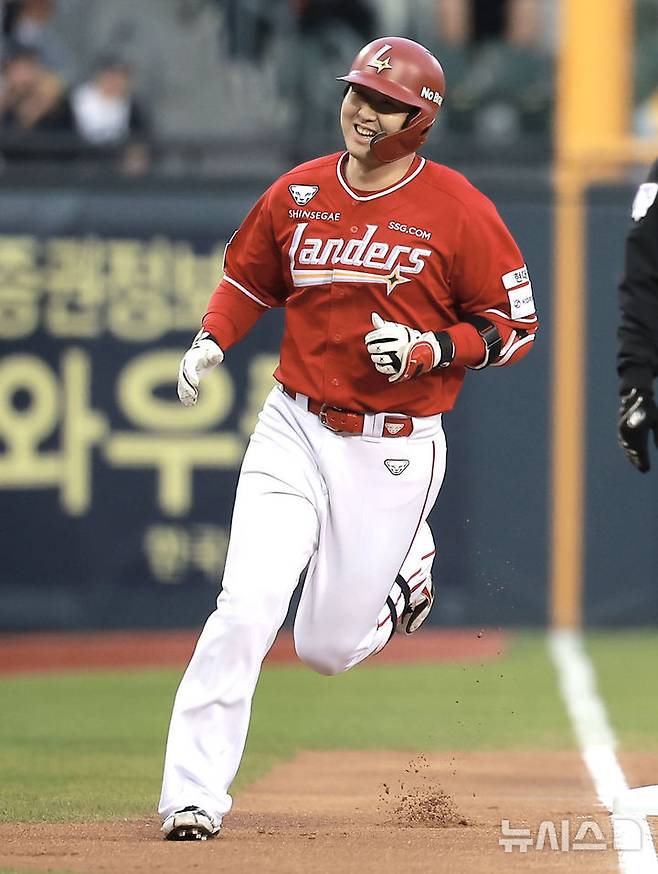 [서울=뉴시스] 정병혁 기자 = 2일 서울 송파구 잠실야구장에서 열린 2025 KBO리그 SSG 랜더스와 LG 트윈스의 경기, 1회초 1사 1루 상황 SSG 최정이 투런포를 친 뒤 그라운드를 돌고 있다. 2025.05.02. jhope@newsis.com