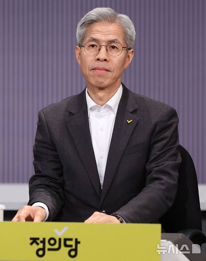 [서울=뉴시스] 추상철 기자 =지난 2일 오전 서울 영등포구 여의도 KBS 스튜디오에서 열린 중앙선거방송토론위원회의 '제21대 대통령선거 정책토론회'에서 권영국 정의당 대표가 토론 준비를 하고 있다. 2025.05.02. scchoo@newsis.com