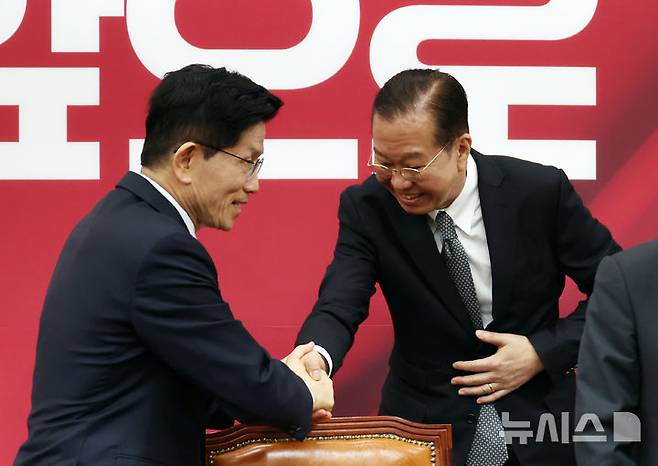 [서울=뉴시스] 고승민 기자 = 국민의힘 권영세 비대위원장과 김문수 대선 후보가 4일 서울 여의도 국회에서 열린 선거대책위원회에서 인사를 나누고 있다. 2025.05.04. kkssmm99@newsis.com