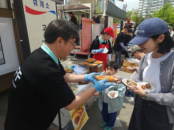 [창원=뉴시스]도공 부산경남본부, 휴게소 '간식대첩' 본선 개최.(사진=도공 부경본부 제공) 2025.05.05.photo@newsis.com *재판매 및 DB 금지