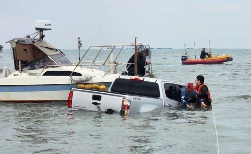 인천해경, 침수 차량 운전자 구조 [인천해경 제공]