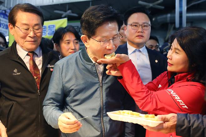 국민의힘 김문수 대선 후보가 4일 경기도 의정부제일시장을 방문해 반찬가게에서 계란말이를 먹어보고 있다. 연합뉴스