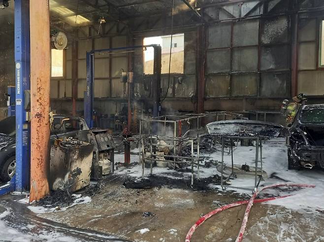 4일 부산 기장군의 한 자동차 정비업체에서 불이 나 내부가 검게 그을렸다. 부산소방재난본부 제공