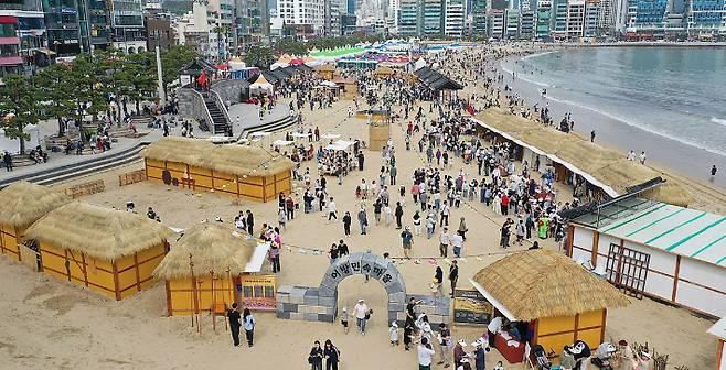 광안리어방축제가 열리고 있는 부산 광안리해수욕장 일대. 수영구 제공