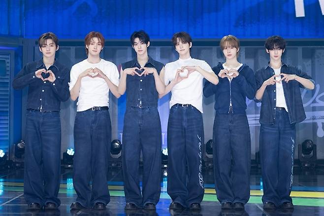 신인 보이그룹 투어스가 신곡 '마음 따라 뛰는 건 멋지지 않아?'로 음악방송 6관왕을 기록했다. 플레디스 엔터테인먼트 제공
