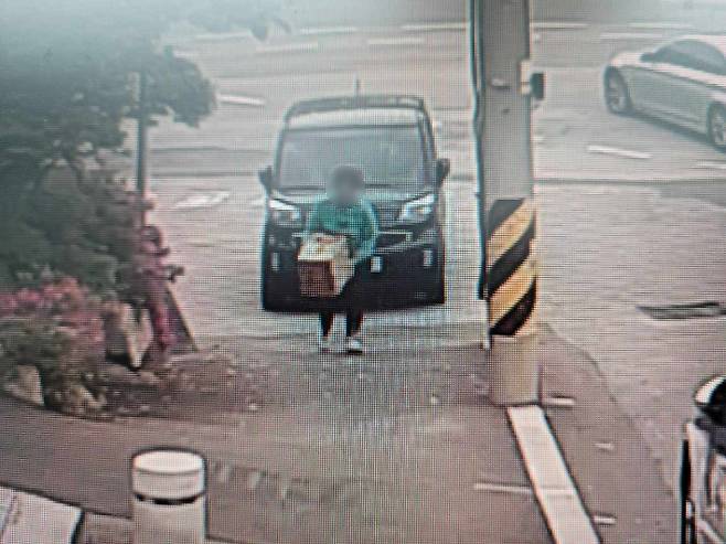 3일 한 남성이 부산 북부경찰서 덕천지구대 앞으로 상자를 옮기고 있다. 부산경찰청 제공