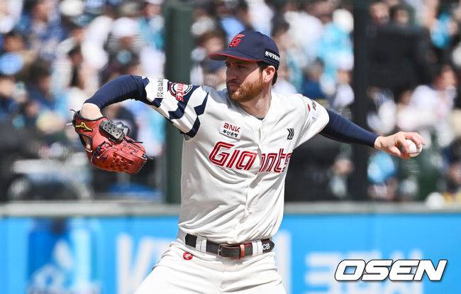 [OSEN=부산, 이석우 기자] 4일 부산 사직야구장에서 2025 신한 SOL 뱅크 KBO 리그 롯데 자이언츠와 NC 다이노스의 경기가 열렸다. 홈팀 롯데는 반즈, 방문팀 NC는 김녹원이 선발 출전했다.롯데 자이언츠 선발 투수 반즈가 역투하고 있다. 2025.05.04 / foto0307@osen.co.kr