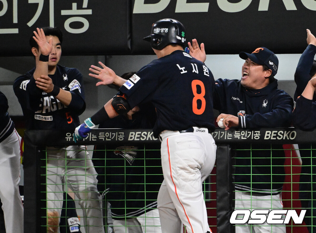 [OSEN=광주, 지형준 기자] 2일 오후 광주-기아 챔피언스필드에서 2025 신한 SOL Bank KBO리그 KIA 타이거즈와 한화 이글스의 경기가 열렸다.5연승에 도전하는 한화는 엄상백을, 연패를 막아야 하는 KIA는 아담 올러를 선발로 내세웠다.연장 11회초 무사에서 한화 노시환이 좌월 솔로포를 날리고 엄상백, 이재원 등과 기뻐하고 있다. 2025.05.02 /jpnews@osen.co.kr
